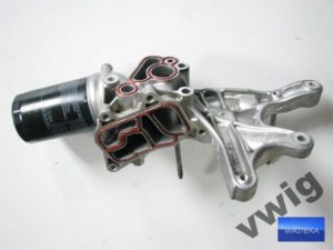 Uchwyt łapa chłodnicy oleju audi TFSI 06H903143G