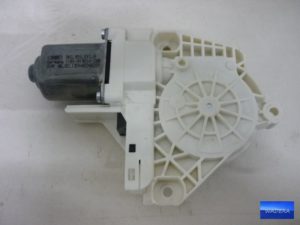 8K0959811 A Silniczek podnoszenia szyby Audi SKODA