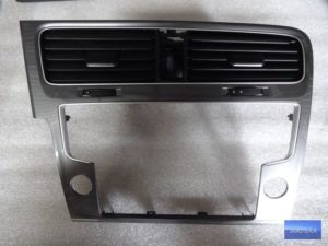 5G1819728 AC/AD Kratka nawiewu deski VW GOLF VII