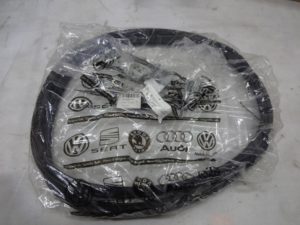 5F4827705G USZCZELKA BAGAŻNIKA SEAT LEON 3