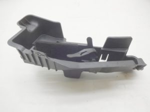 8U0011215D uchwyt lewarka podnosnika AUDI Q3