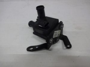 04L965559A Dodatkowa pompa wody + uchwyt VW AUDI