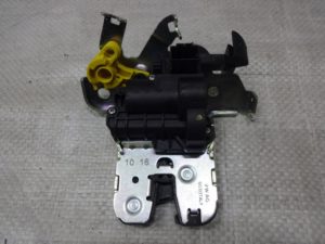 4M0827536B Zamek tylnej klapy AUDI SKODA Oryginał