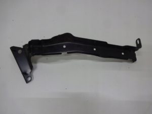 8k0821135c wspornik błotnika lewy AUDI A4 B8