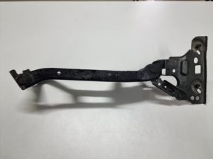 Audi A4 mocowanie błotnika lewe 8W0821135