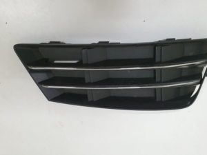 Audi A4  kratka zderzaka prawa 8W0807682R