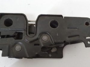 Vw golf 6 zamek maski 5K0823509