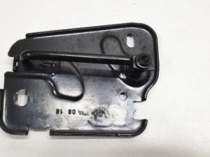 Audi A3 rygiel maski lewy 8V0823185C