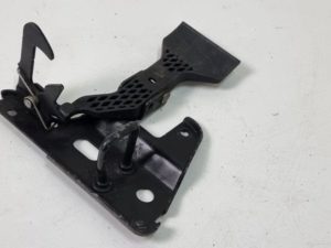 Rygiel maski Audi A4 8E0823480E