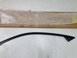 Mazda listwa prawa  KB7WFRR