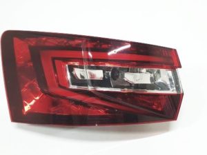Skoda Superb kombi lampa tylna lewa 3V9945207
