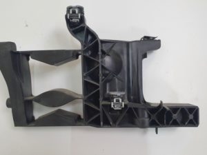 Audi A7 mocowanie lampy prawe 4G8805608A