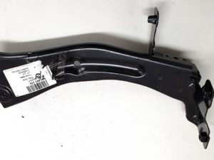 Audi TT 8S uchwyt błotnika prawy przód 8S0821132