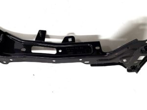 Audi A4 B9 uchwyt błotnika prawy przód 8W0821136C