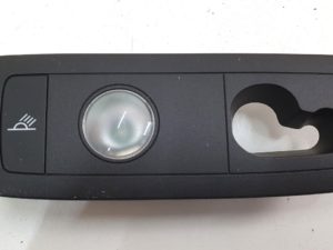 Vw Touareg 7P lampka podsufitki prawa 7P6947292AB