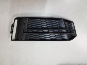 Audi A4 kratka zderzaka prawa 8W0807682F
