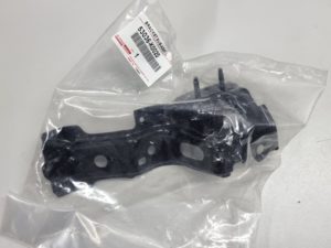 Toyota Yaris wspornik pasa lewy 53036-K0020