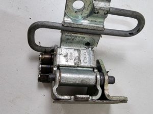 Audi seat zawias drzwiowy 8E0831411E