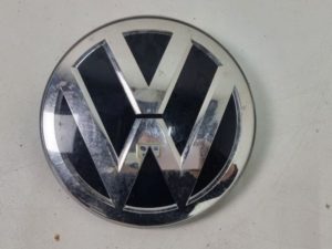 Vw Tiguan II emblemat pod radar 5NA853601