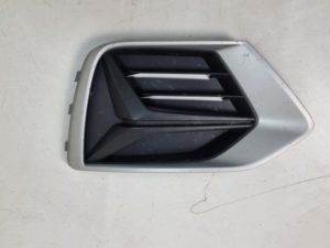 Audi Q3 kratka zderzaka prawa 83A807682B