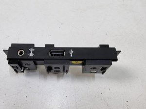 Vw Touran Tiguan panel port usb aux 5TA863324B