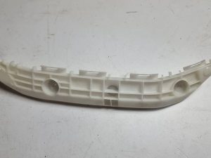 Toyota Verso-s ślizg zderzaka lewy 52576-52100