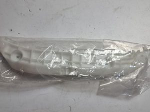 Toyota Verso-s ślizg zderzaka prawy 52575-52120