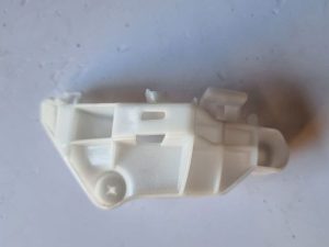Toyota Verso-s ślizg zderzaka lewy 52563-52020