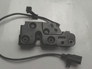 Audi zamek maski 8K0823509F