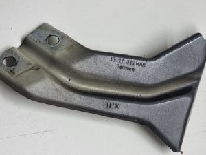 Audi A1 8X mocowanie błotnika lewe 8X0821135A