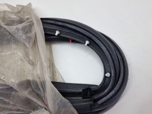 Audi A4 uszczelka drzwi 8E0837912l