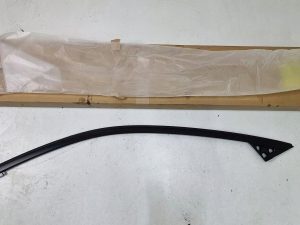 Mazda listwa prawa KB7WFRR