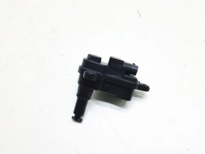 VW Golf VII siłownik klapki wlewu paliwa 5GE810773B