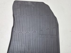 Toyota Avensis T27 dywanik gumowy pasażera
