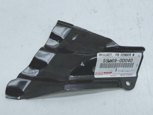 Toyota Yaris wspornik błotnika lewy przód 55169-0D040
