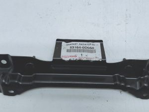 Toyota Yaris III wspornik uchwyt mocowanie pas przód 53164-0D050