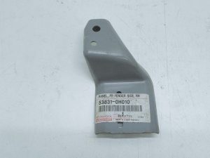 Toyota Aygo I wspornik błotnika prawy przód 53831-0H010