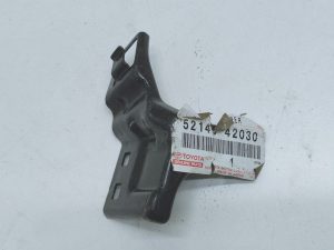 Toyota RAV4 II uchwyt mocowanie zderzaka lewy przód 52146-42030