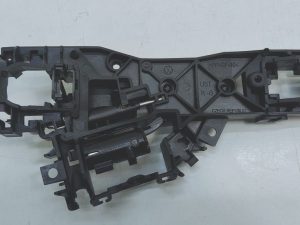 VW Golf VIII wspornik mocowanie klamki prawy 5H0837470 5H0837812D