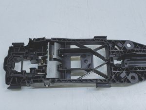 Audi A3 mocowanie prowadnik klamki lewy tył 8V0839885