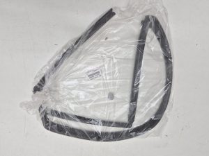 Toyota Yaris cross uszczelka drzwi prawy przód 68141-0D340