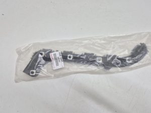 Toyota Corolla E21 ślizg zderzaka lewy tył 52576-02201