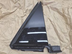 TOYOTA bZ4X trójkąt tylnych drzwi prawy 67470-42020
