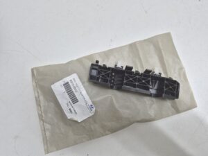 Hyundai i20 ślizg mocowanie zderzaka lewy przód 86513 C8000