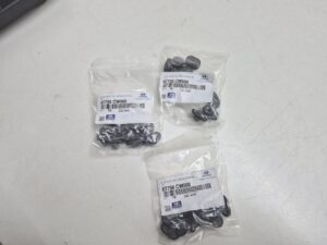 30X KIA SPORTAGE HYUNDAI IONIQ 5 SPINKI DO LISTWY BŁOTNIKA DRZWI 87758 CW000